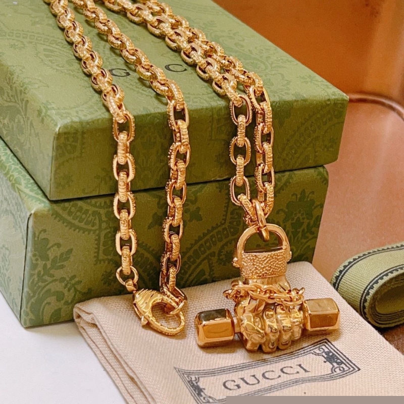 G*u*i necklaces